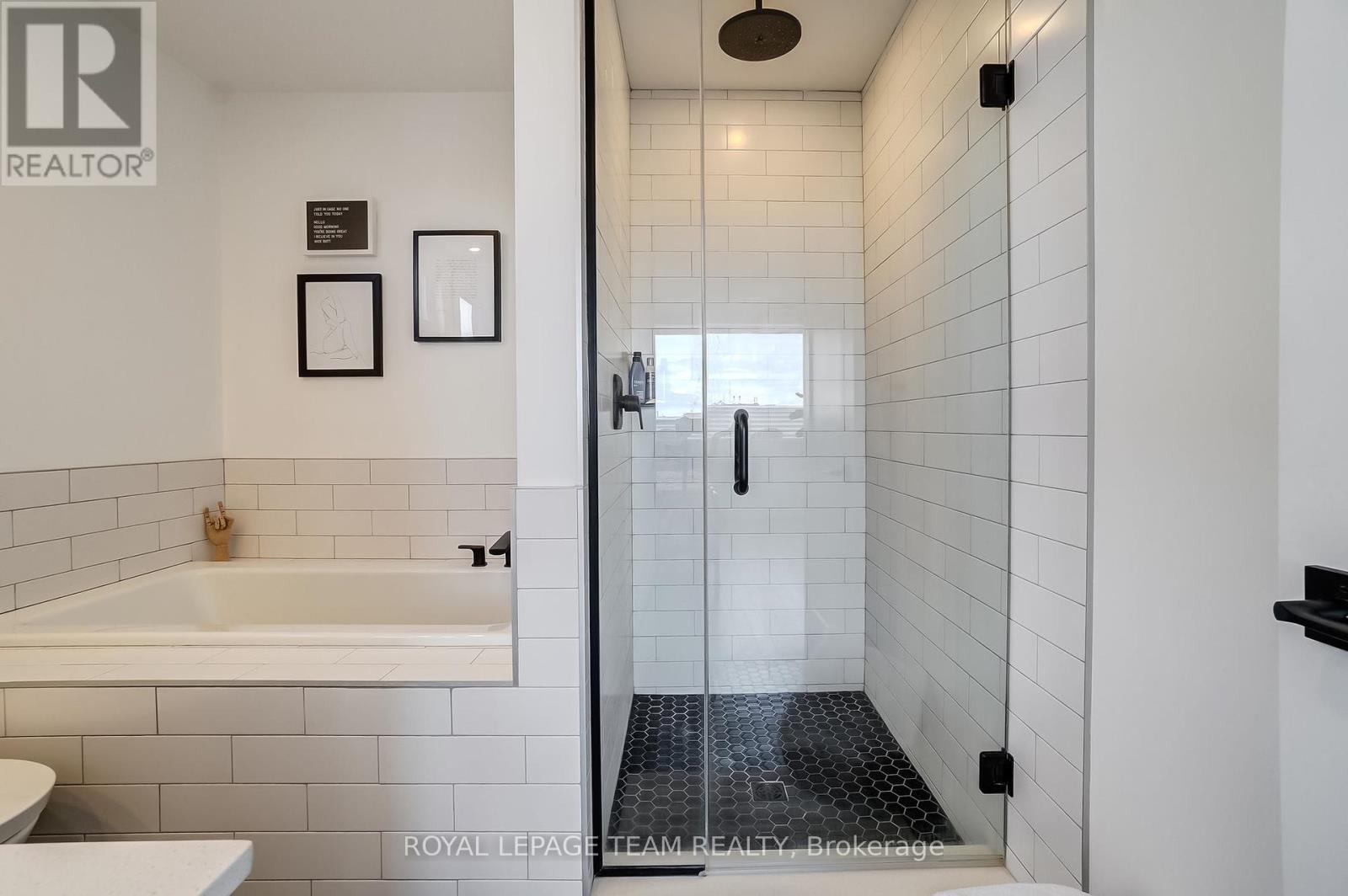 Photo 2 of 125 Carruthers Avenue, Ottawa ON
