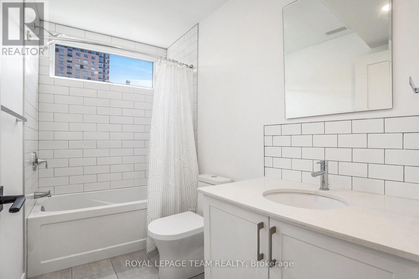 Photo 18 of 125 Carruthers Avenue, Ottawa ON