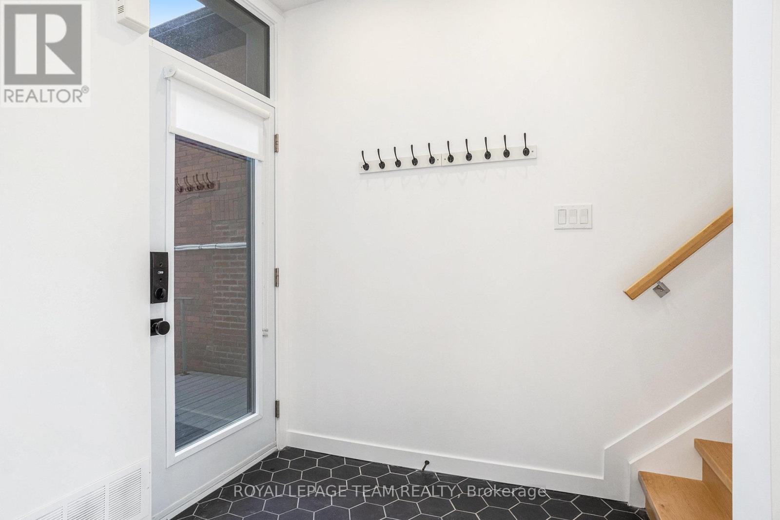 Photo 17 of 125 Carruthers Avenue, Ottawa ON