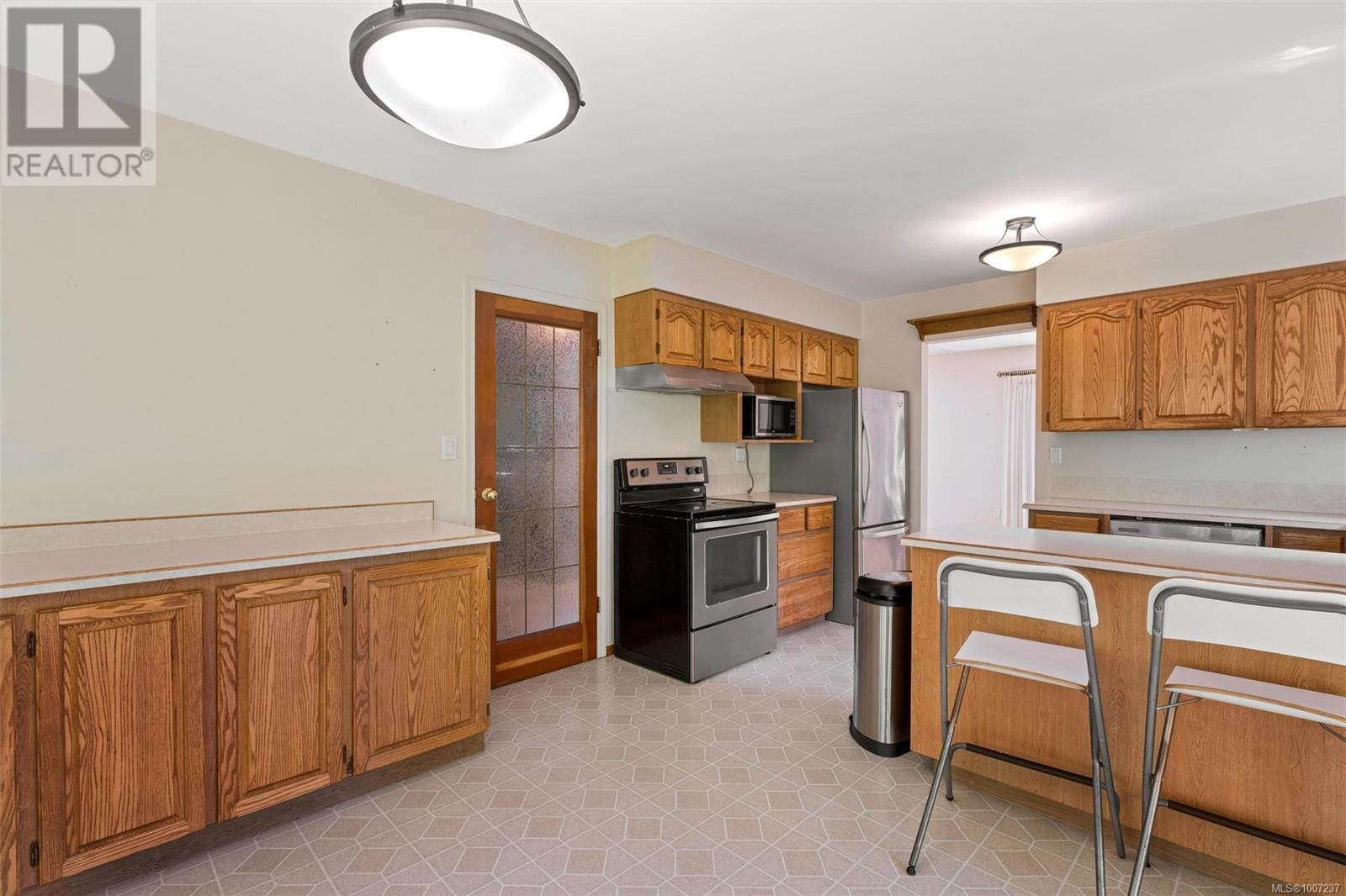Photo 11 of 4687 Lochwood Cres, Saanich BC