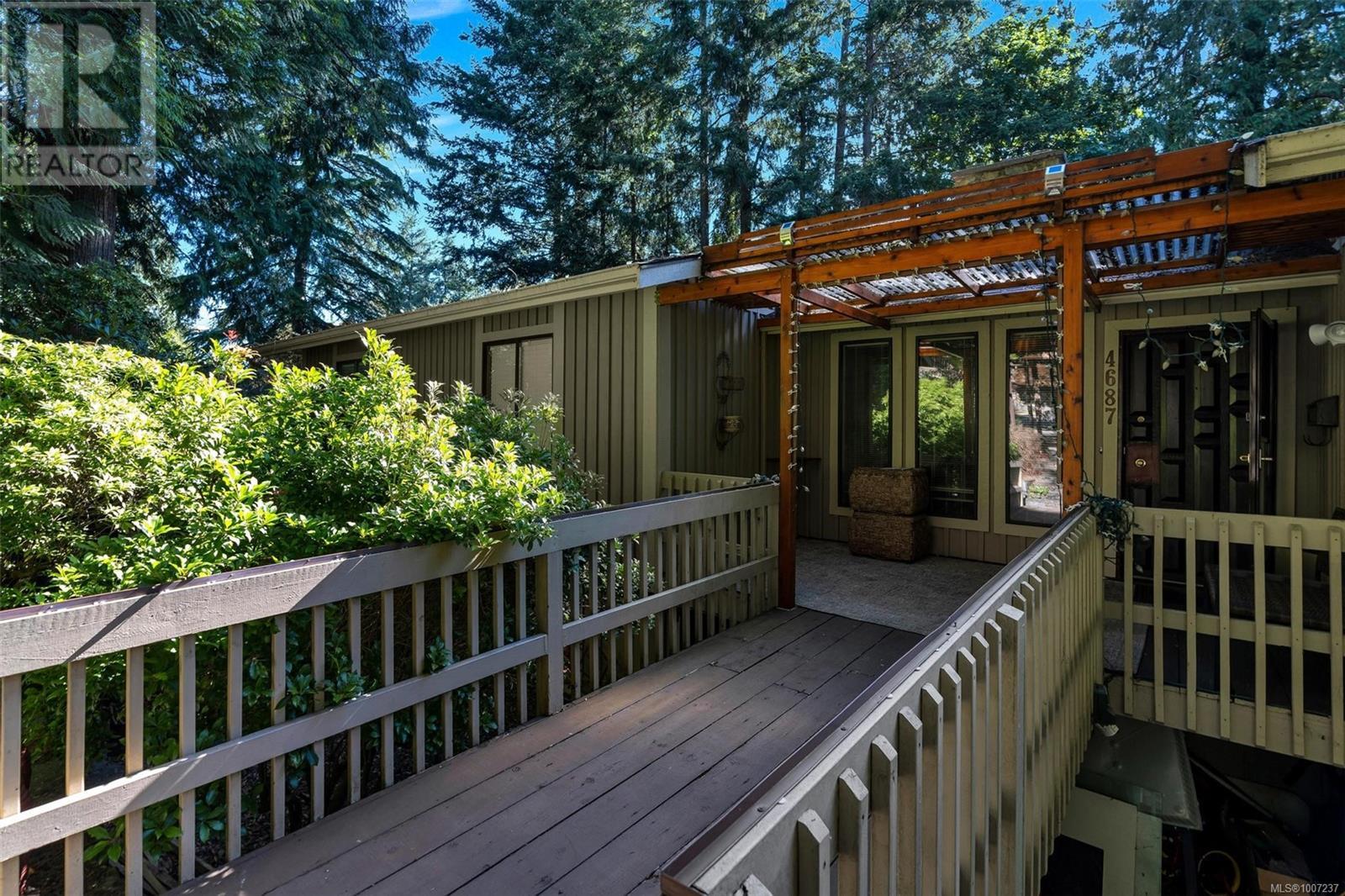 Photo 2 of 4687 Lochwood Cres, Saanich BC