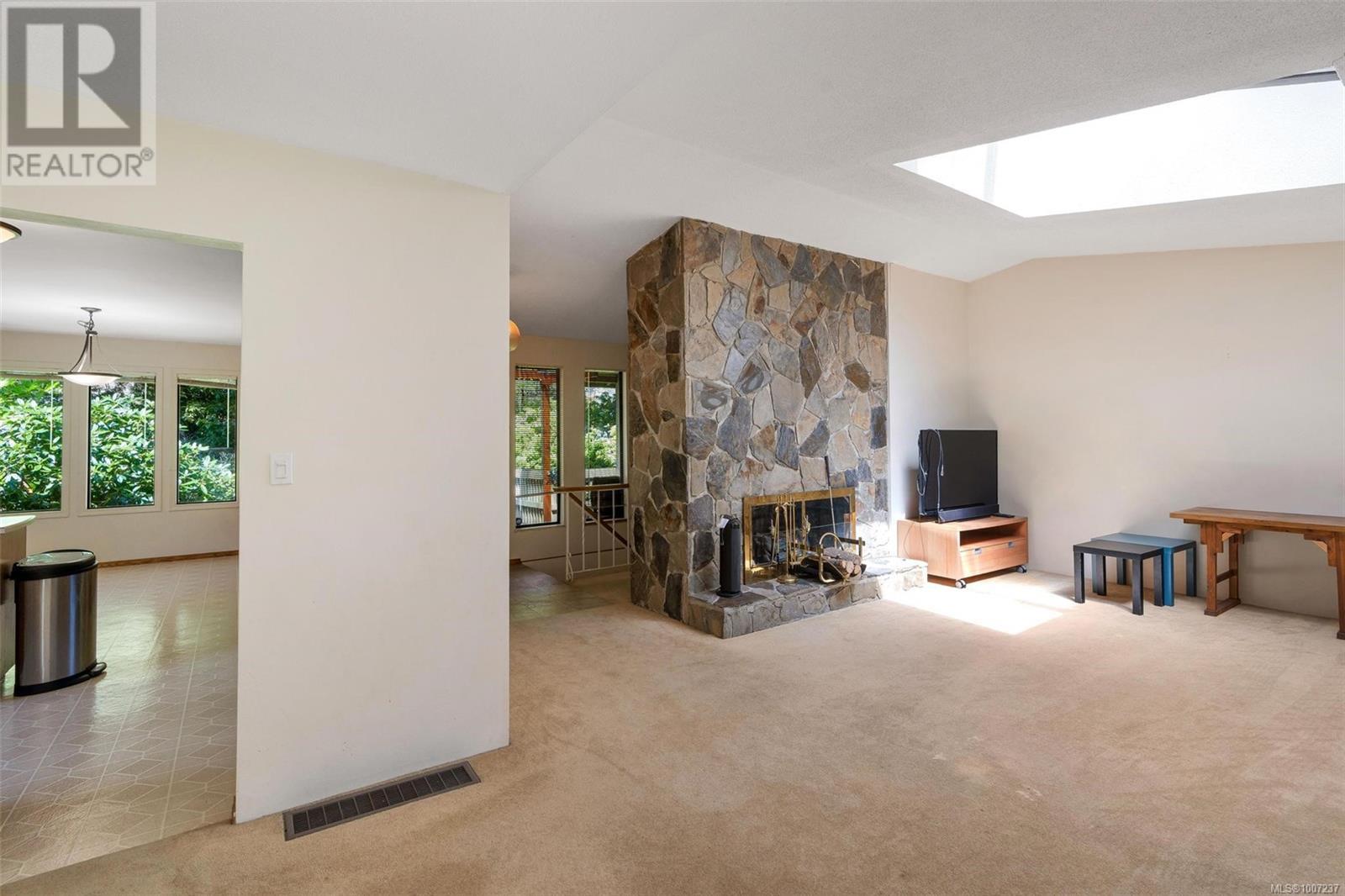 Photo 7 of 4687 Lochwood Cres, Saanich BC