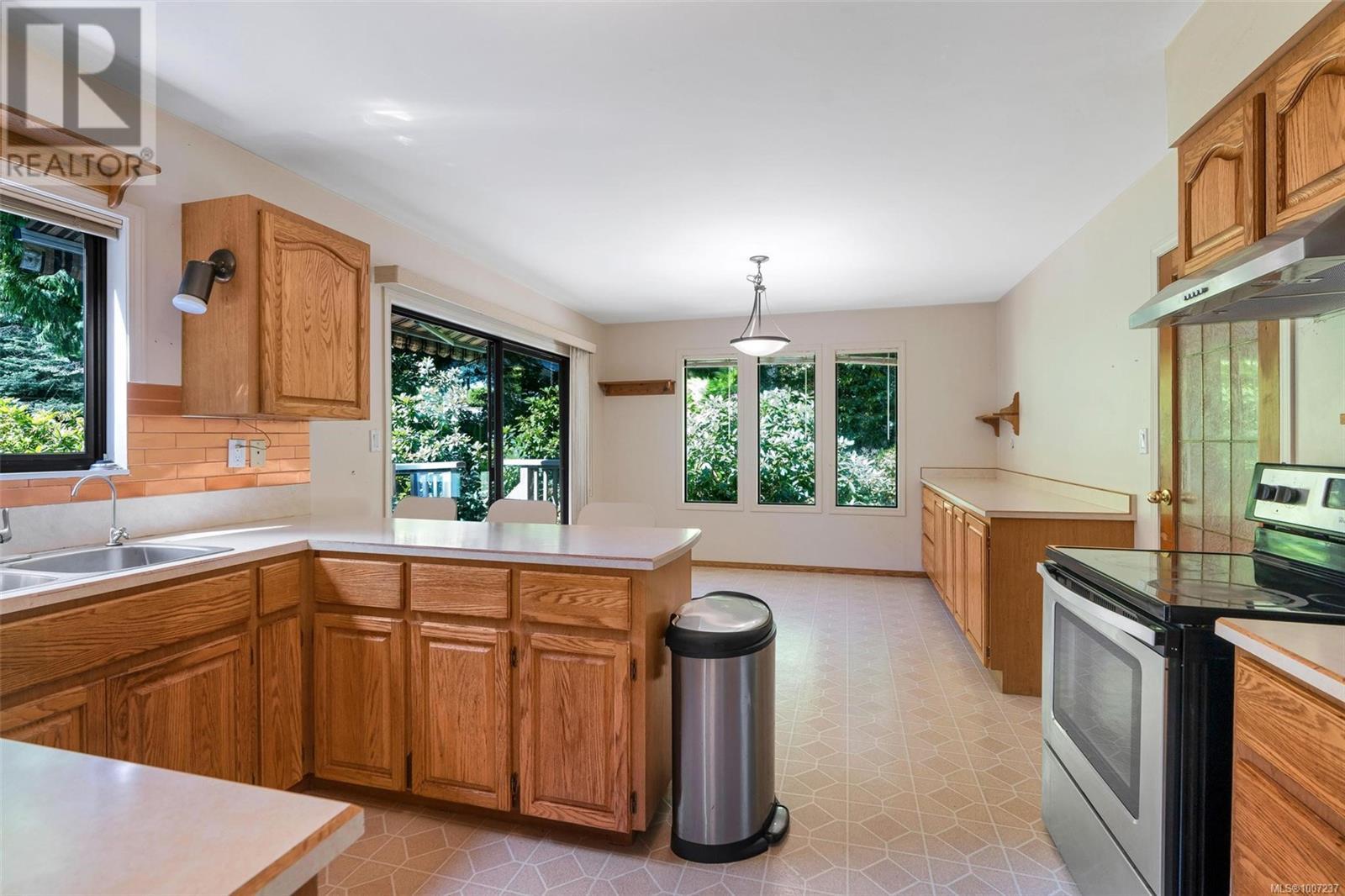 Photo 9 of 4687 Lochwood Cres, Saanich BC