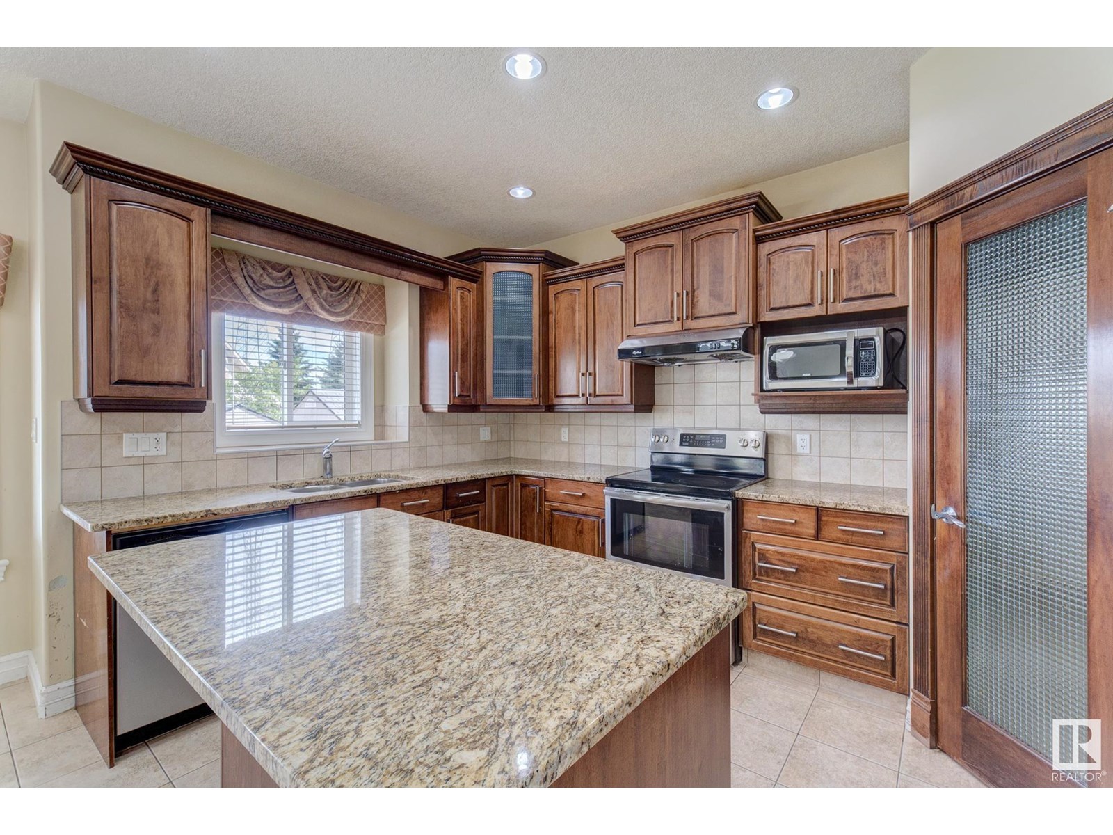 Photo 9 of 3621 28 A St Nw, Edmonton AB