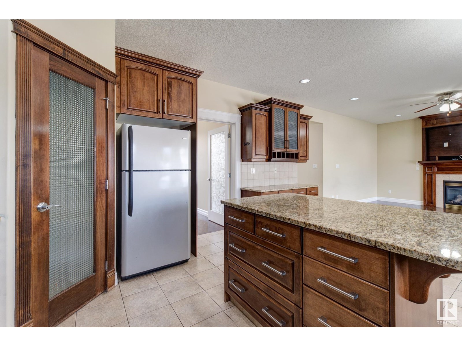 Photo 10 of 3621 28 A St Nw, Edmonton AB