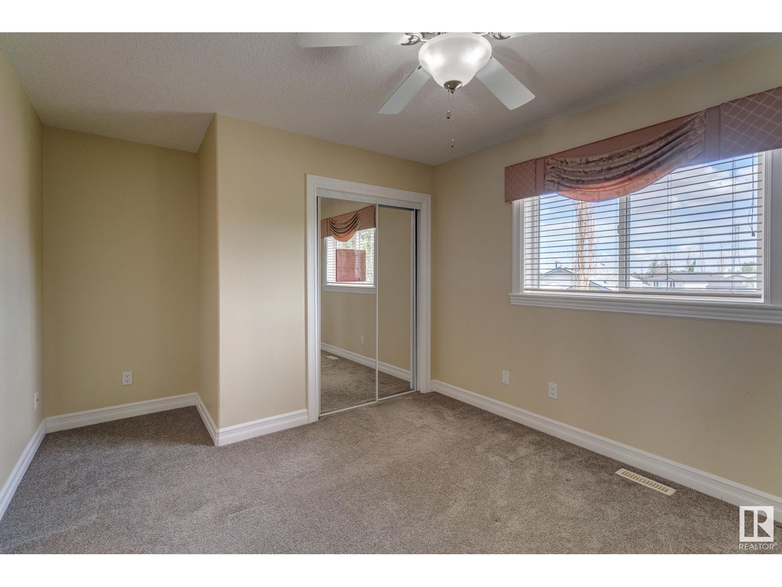 Photo 18 of 3621 28 A St Nw, Edmonton AB