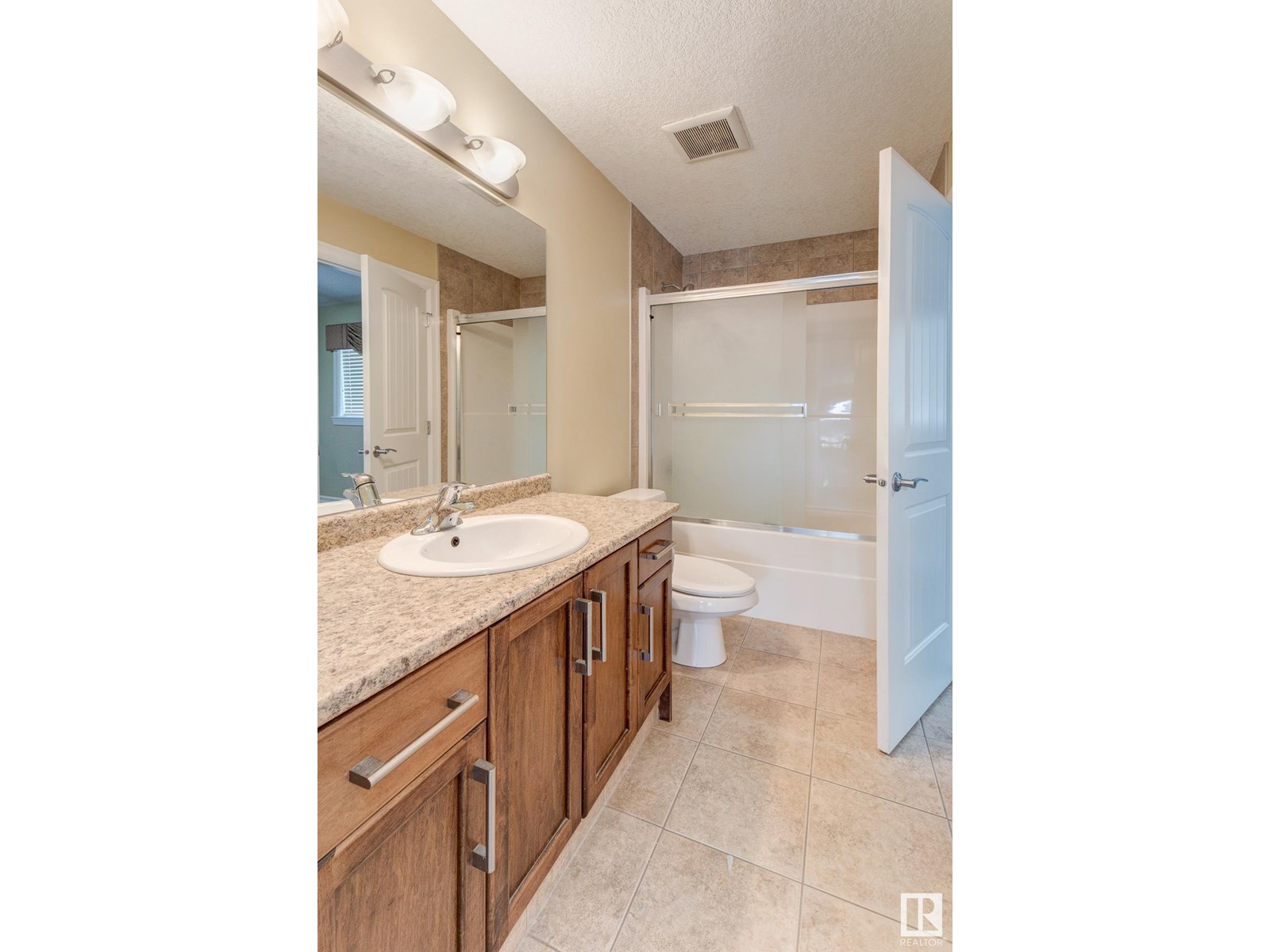Photo 16 of 3621 28 A St Nw, Edmonton AB