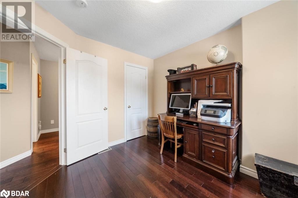 Photo 4 of 19 Mccarthy Court, Barrie ON