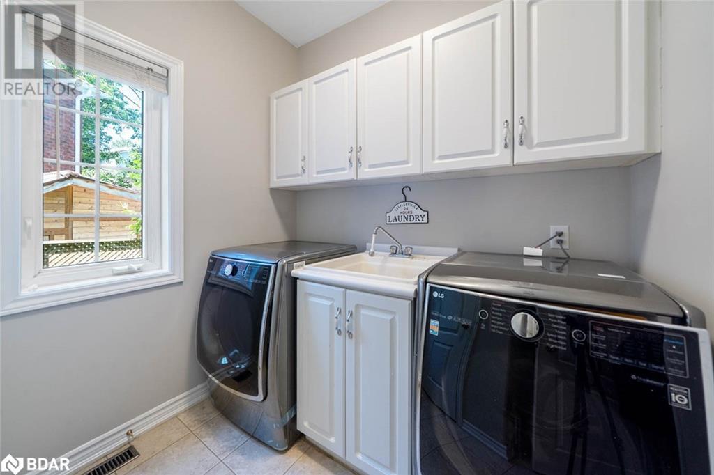 Photo 43 of 19 Mccarthy Court, Barrie ON