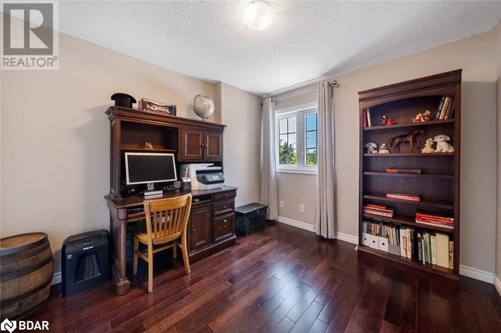 Photo 17 of 19 Mccarthy Court, Barrie ON