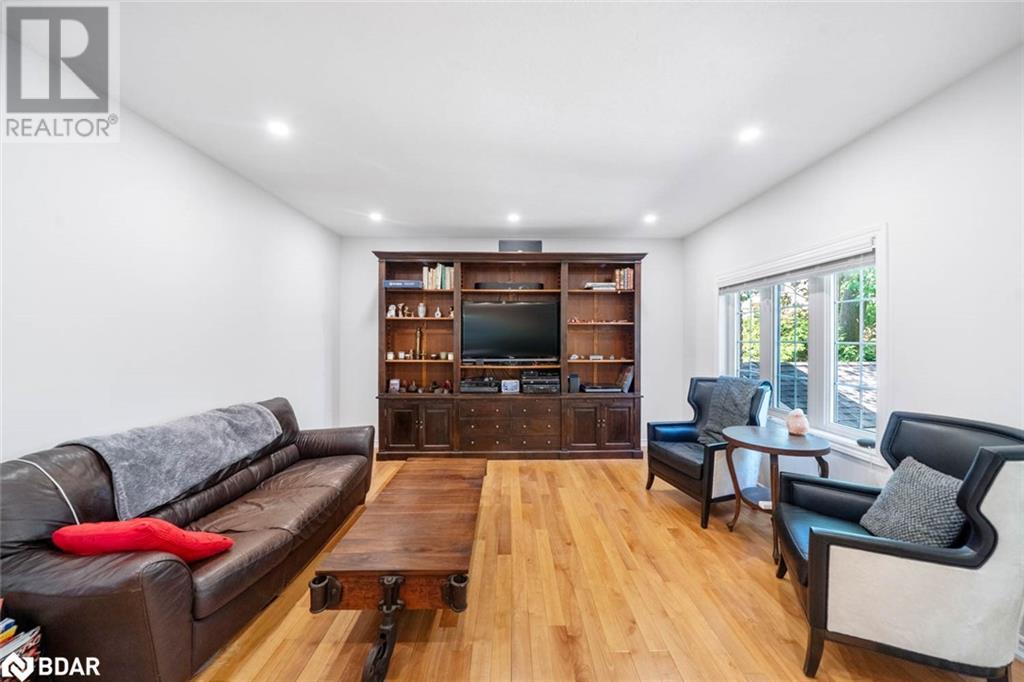 Photo 35 of 19 Mccarthy Court, Barrie ON