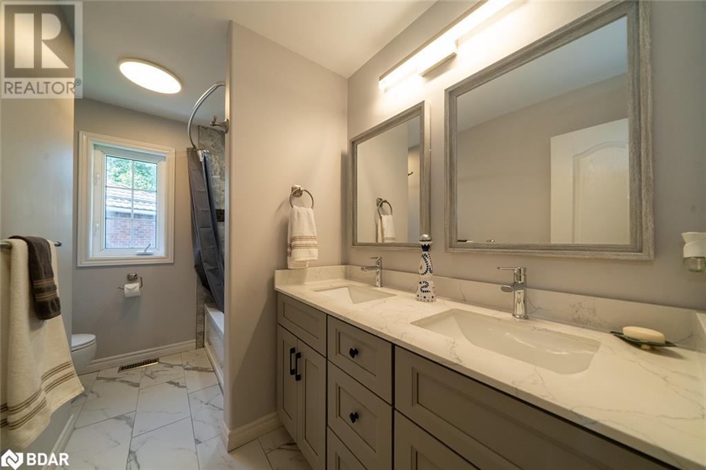 Photo 15 of 19 Mccarthy Court, Barrie ON