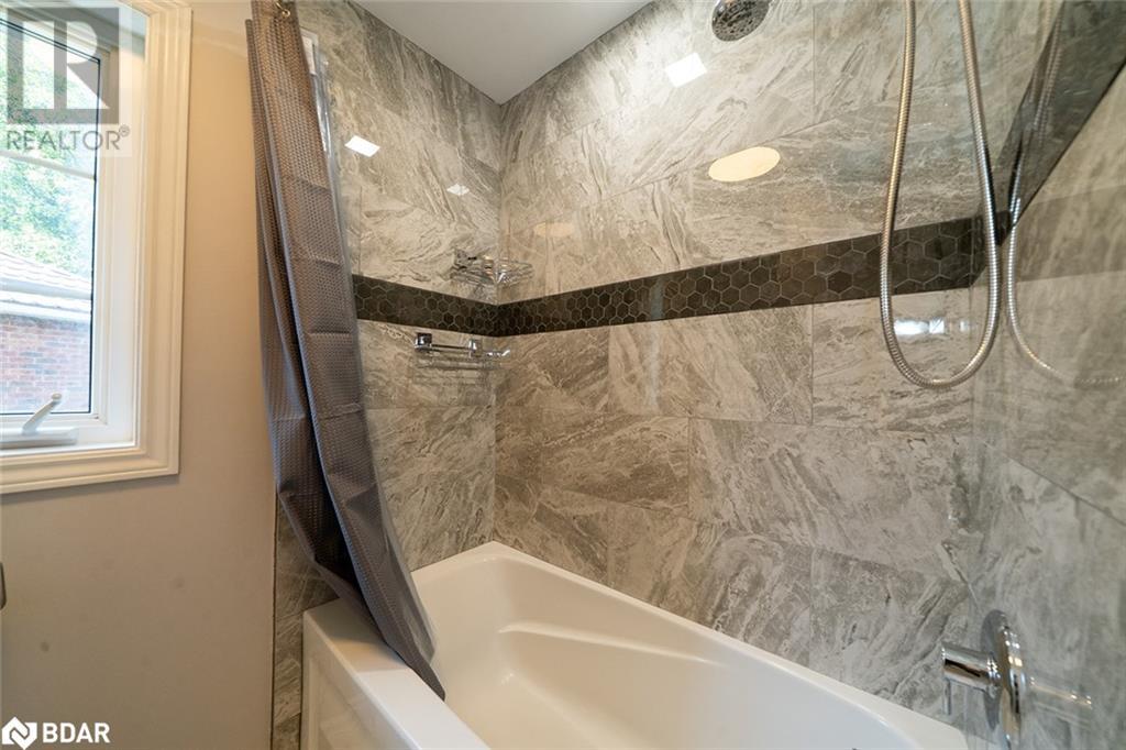 Photo 25 of 19 Mccarthy Court, Barrie ON