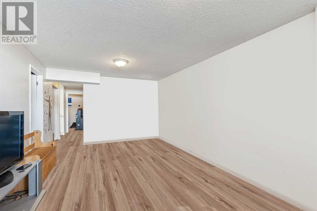 7216 Silvermead Road NW, Calgary, Alberta