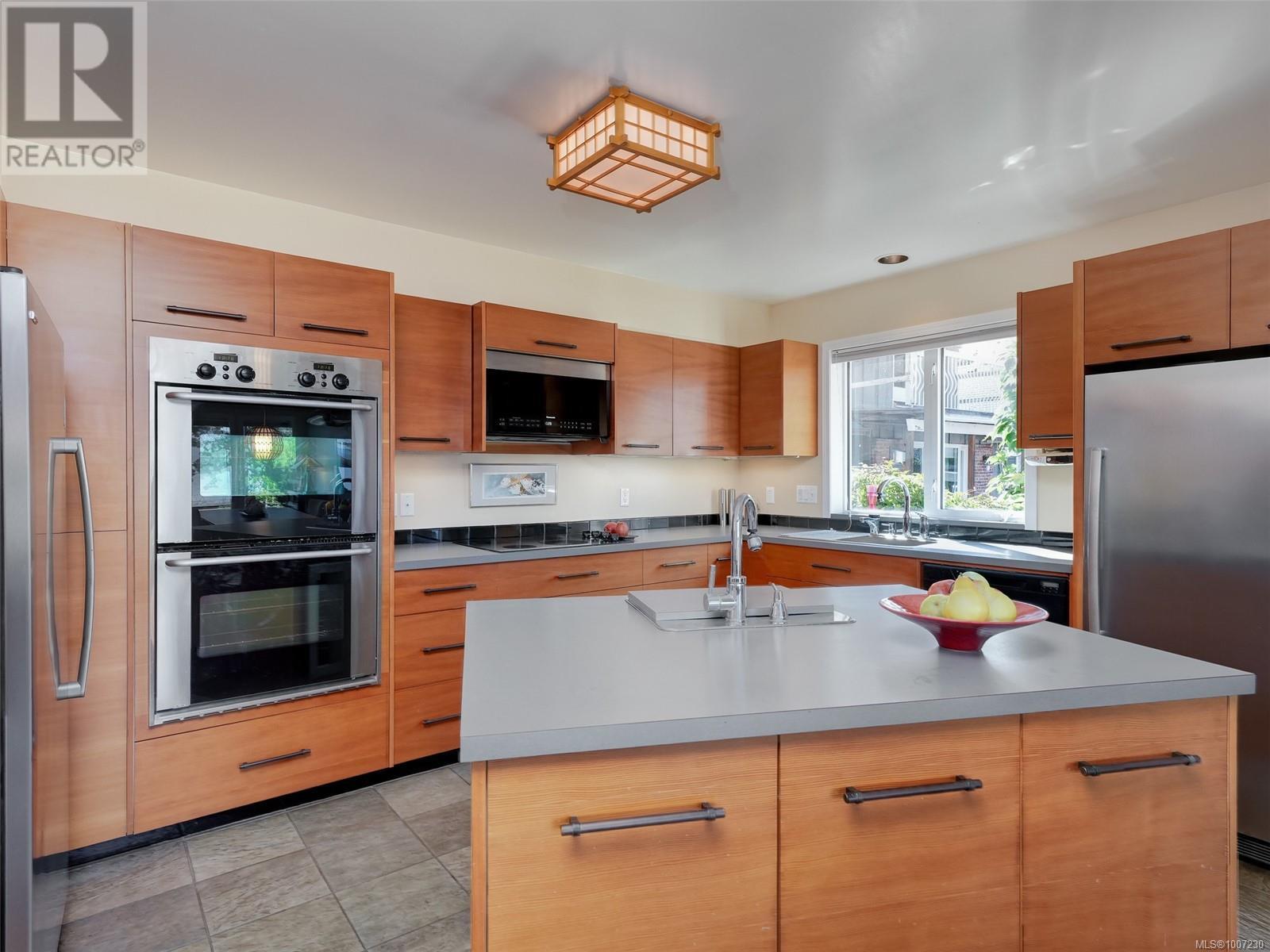  10189 West Saanich Road, North Saanich
