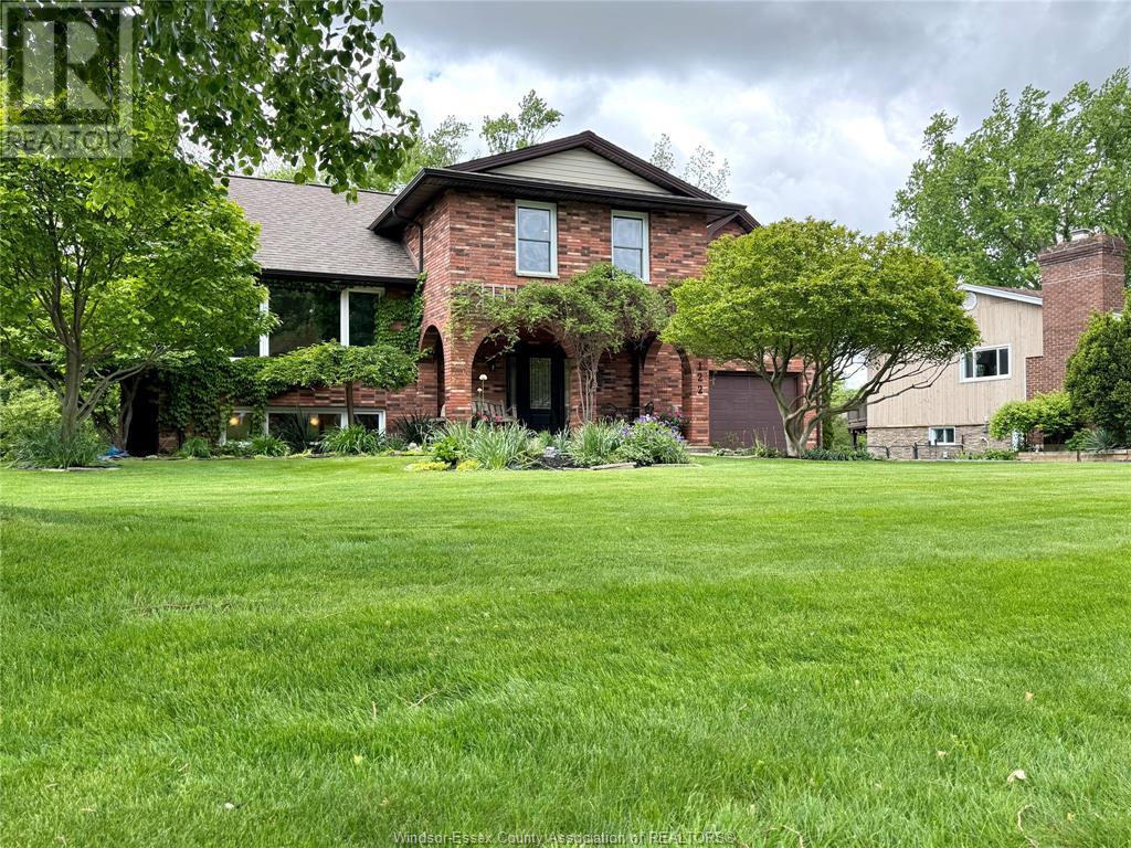 Photo 32 of 122 Augustine Drive, Kingsville ON