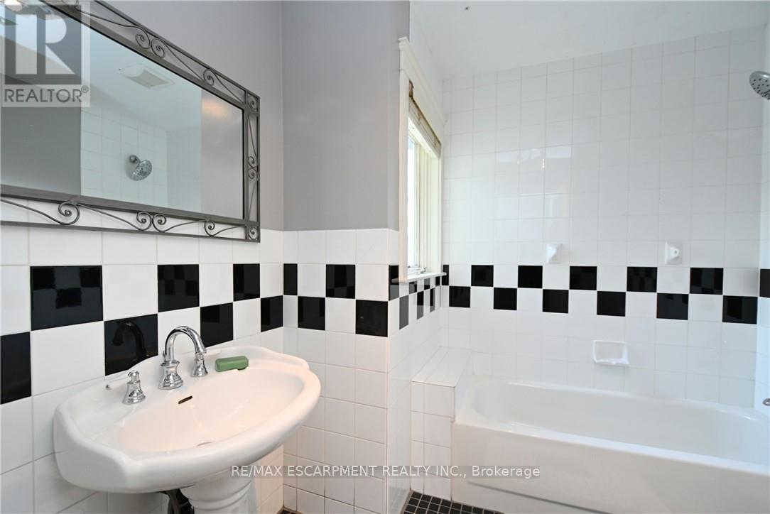 Photo 13 of 209 Allan Street, Oakville ON