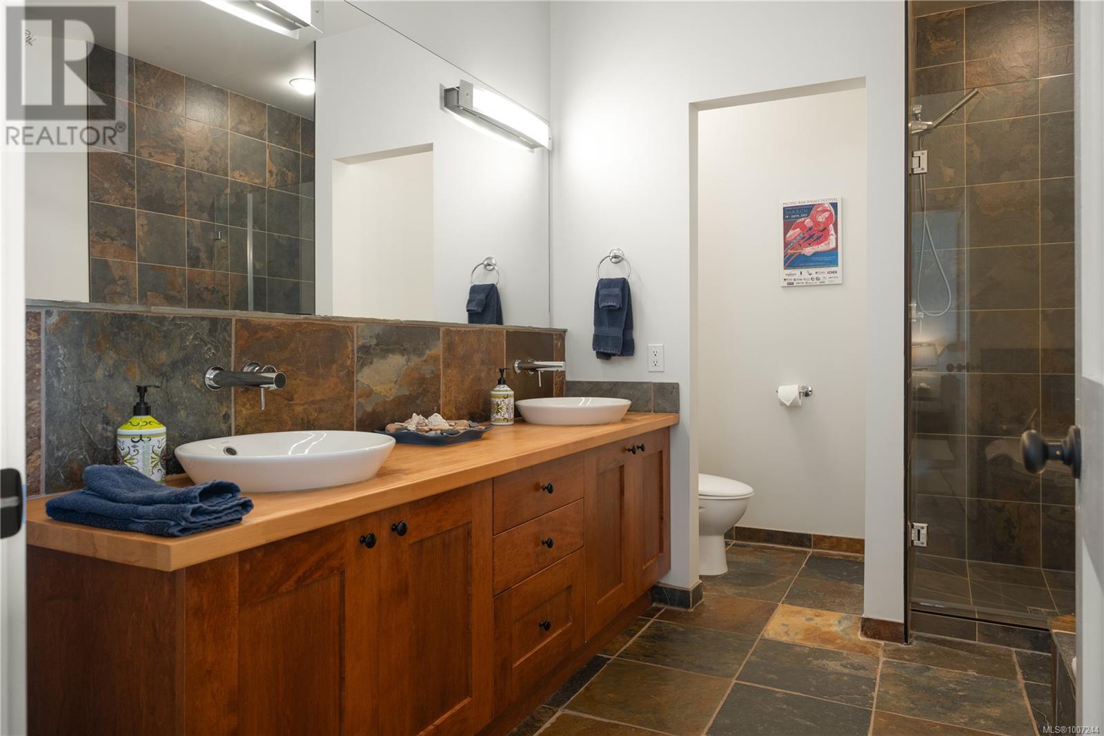 201 515 Marine Dr, Ucluelet