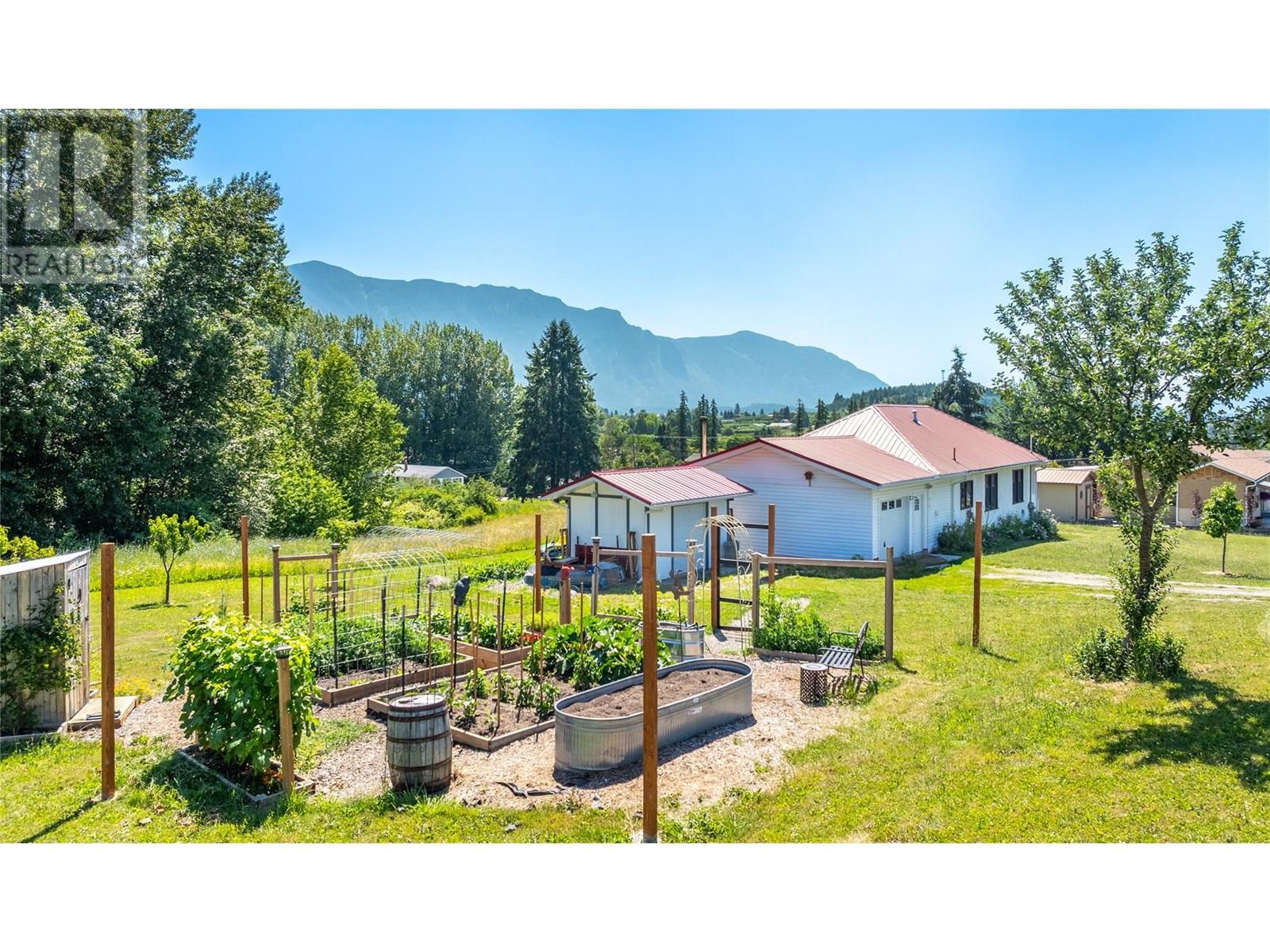 Photo 38 of 216 27th Avenue, Creston BC