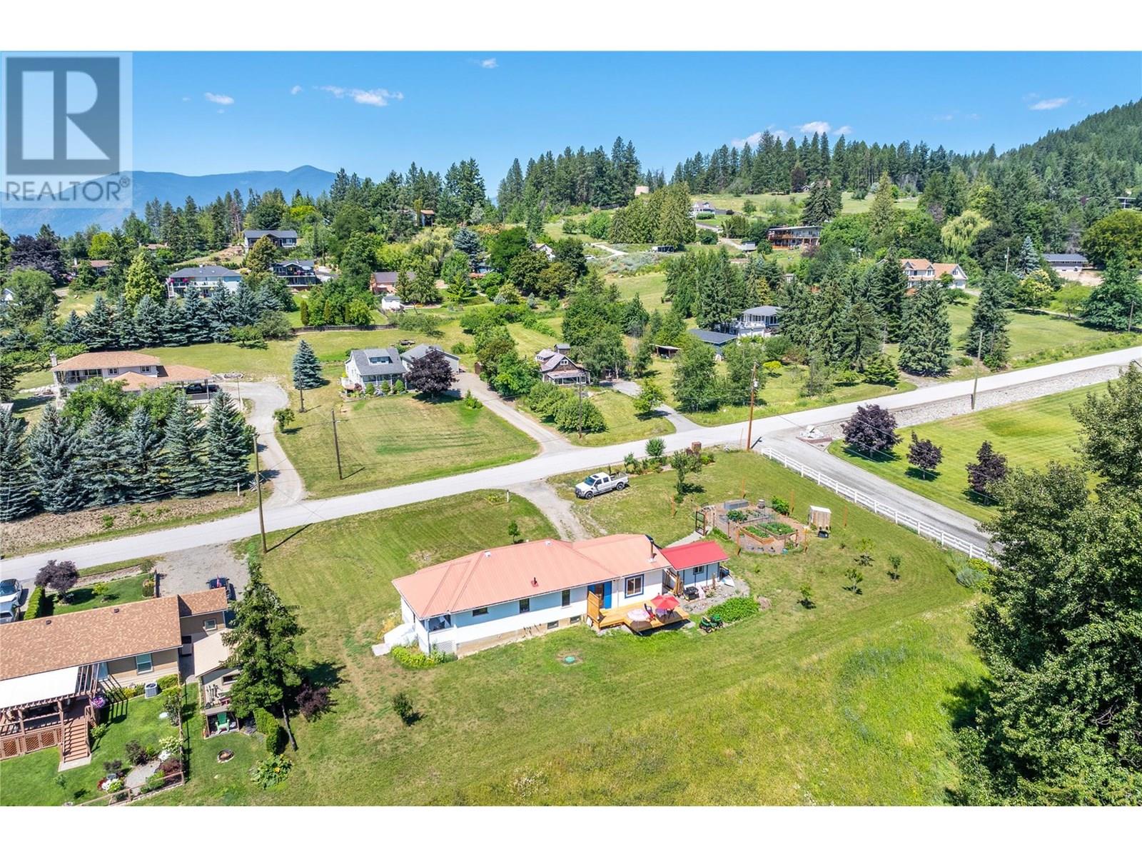 Photo 8 of 216 27th Avenue, Creston BC