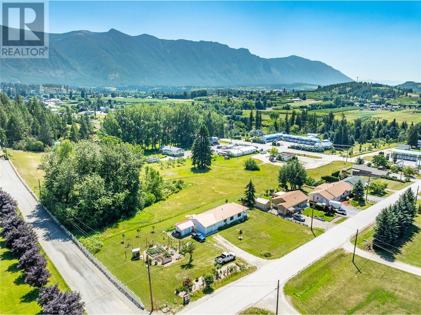 Photo 11 of 216 27th Avenue, Creston BC