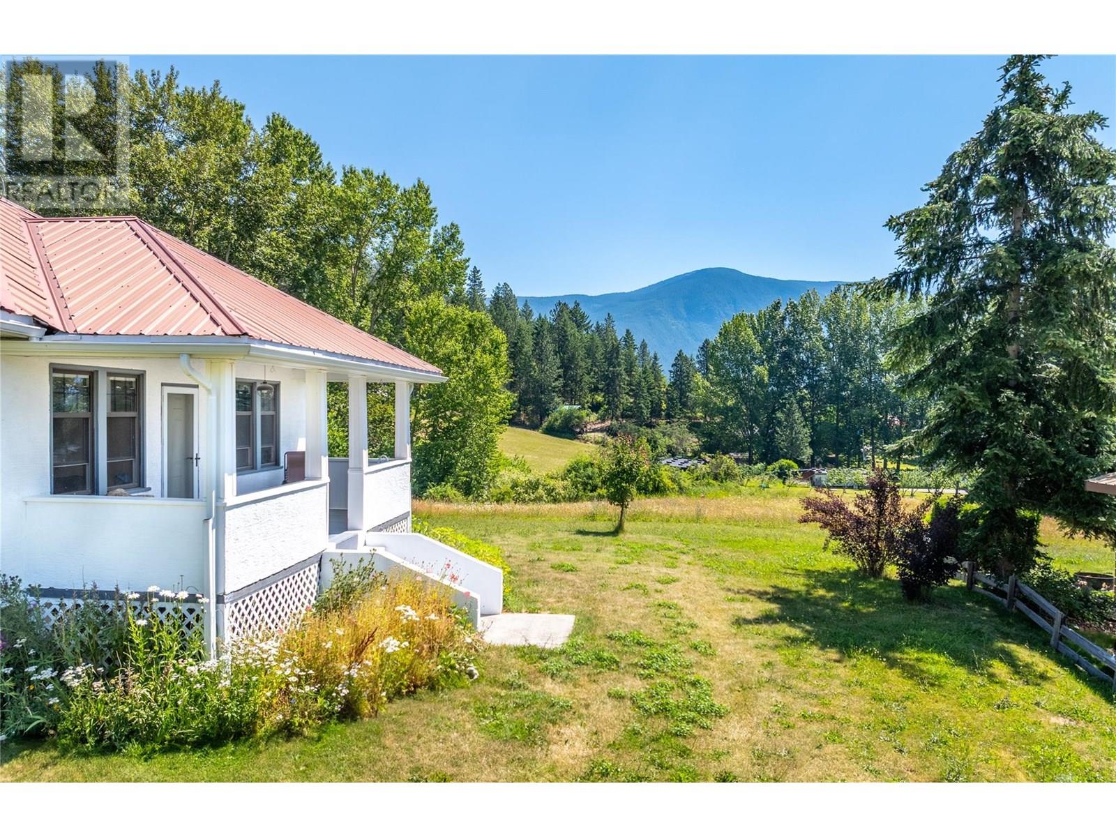 Photo 39 of 216 27th Avenue, Creston BC