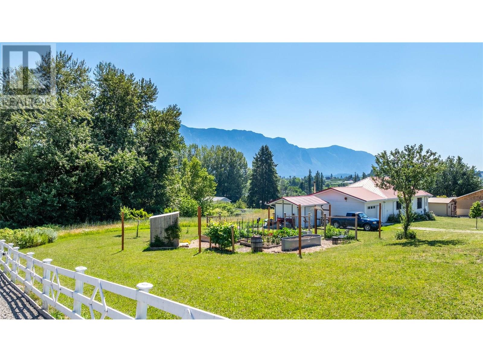 Photo 19 of 216 27th Avenue, Creston BC