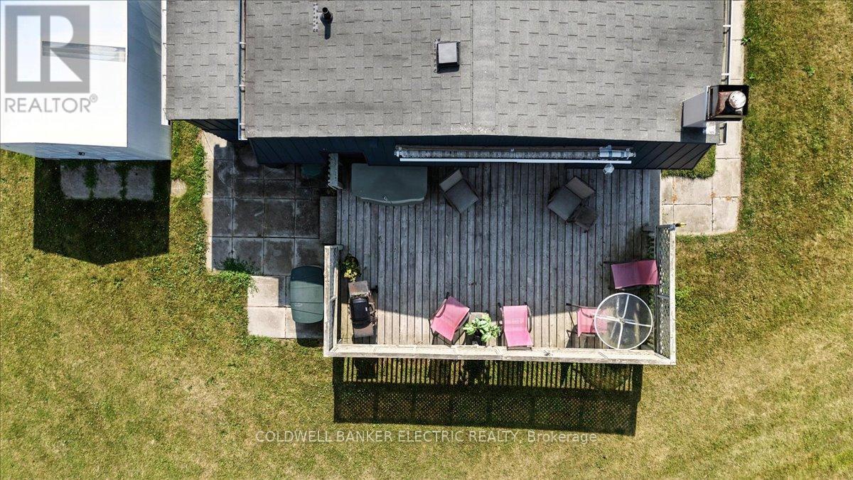Photo 28 of 18 Loyalist Court, Clarington ON
