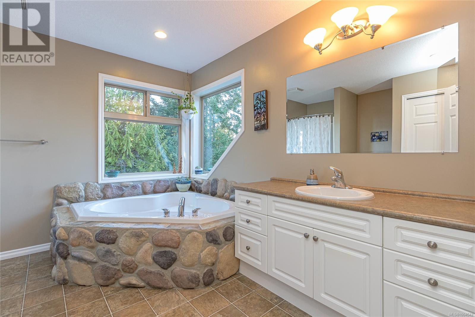 Photo 10 of 1556 Meadowood Way, Qualicum Beach BC