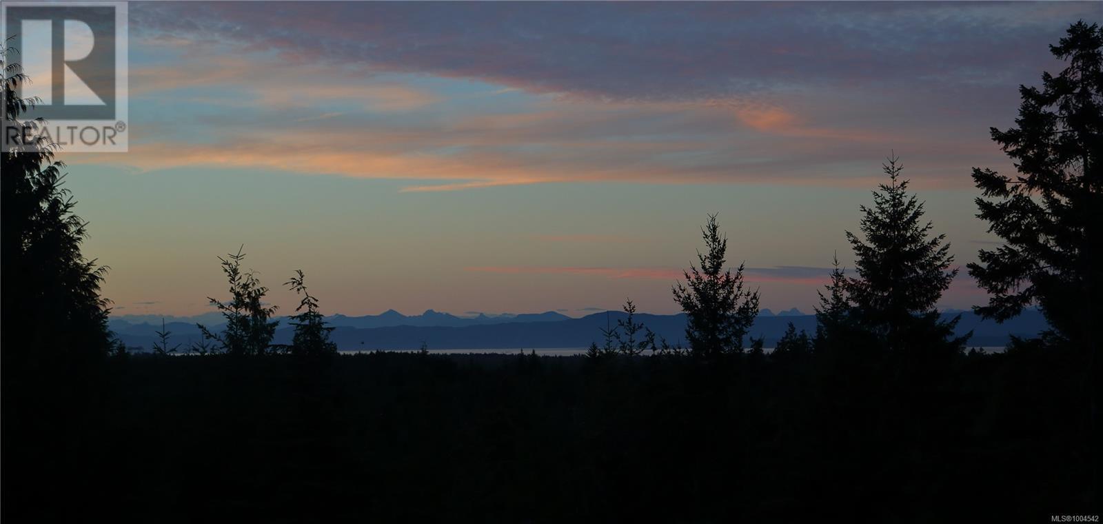 Photo 25 of 1556 Meadowood Way, Qualicum Beach BC