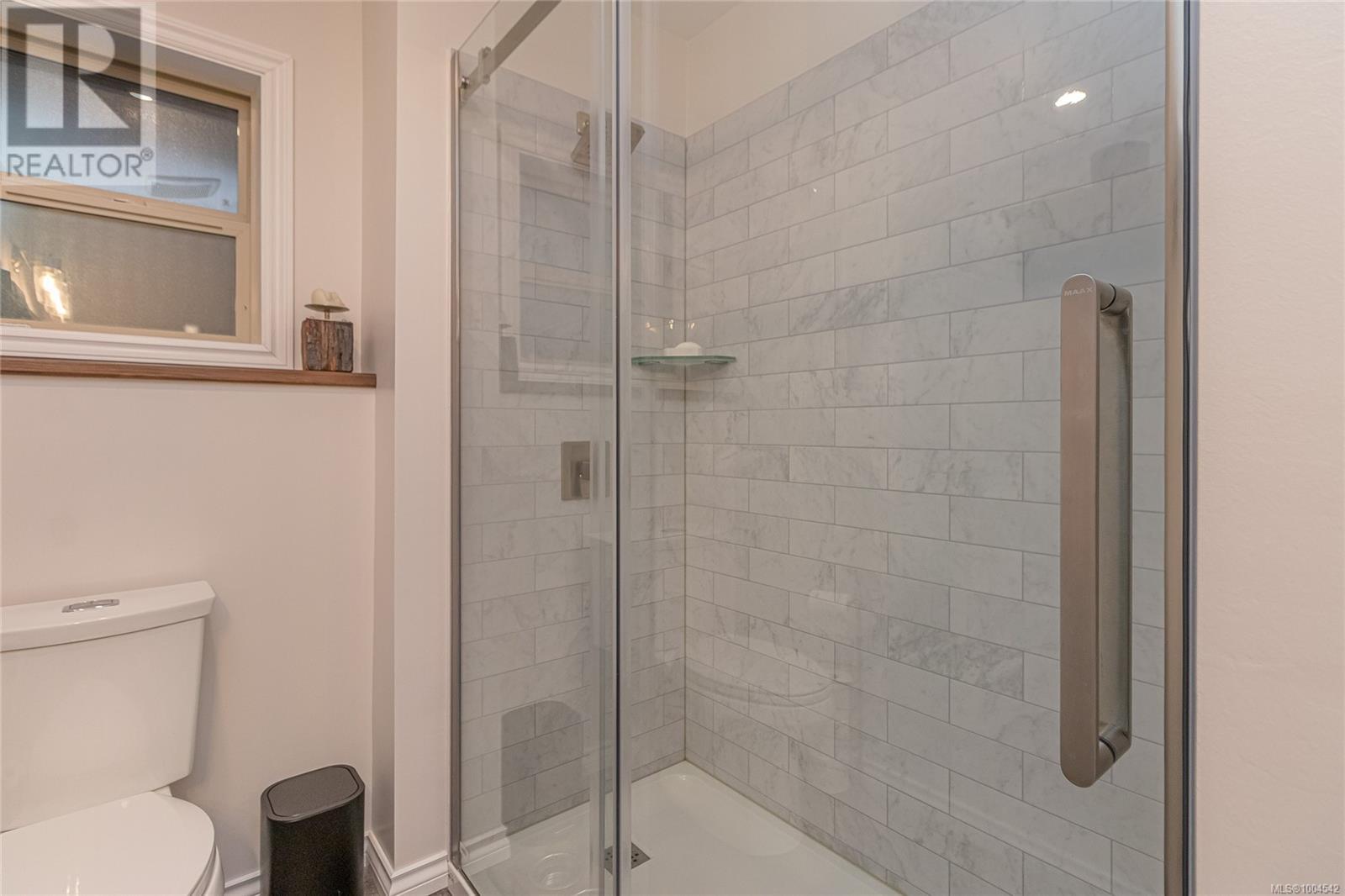 Photo 9 of 1556 Meadowood Way, Qualicum Beach BC