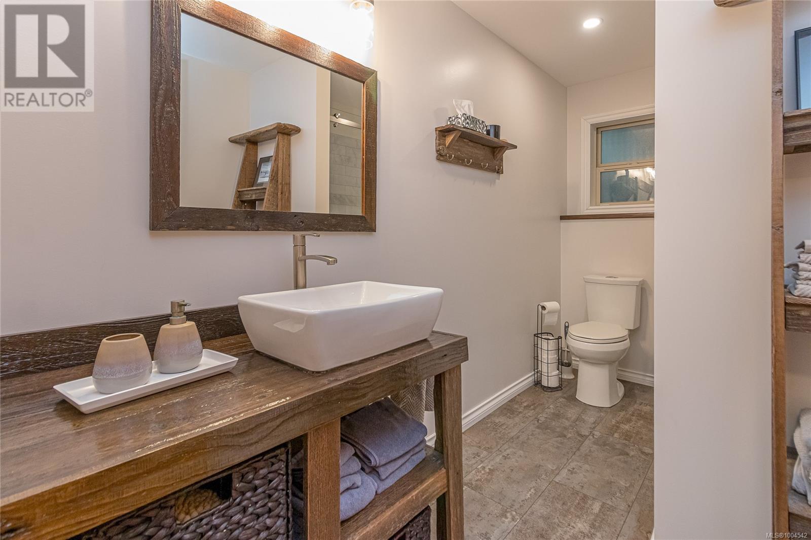 Photo 3 of 1556 Meadowood Way, Qualicum Beach BC