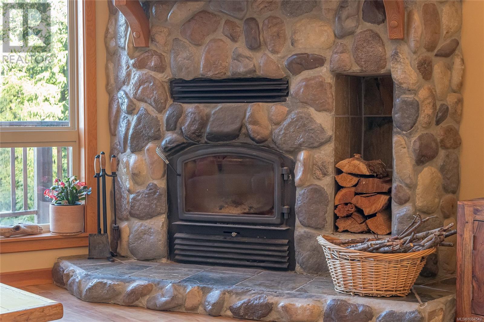 Photo 15 of 1556 Meadowood Way, Qualicum Beach BC