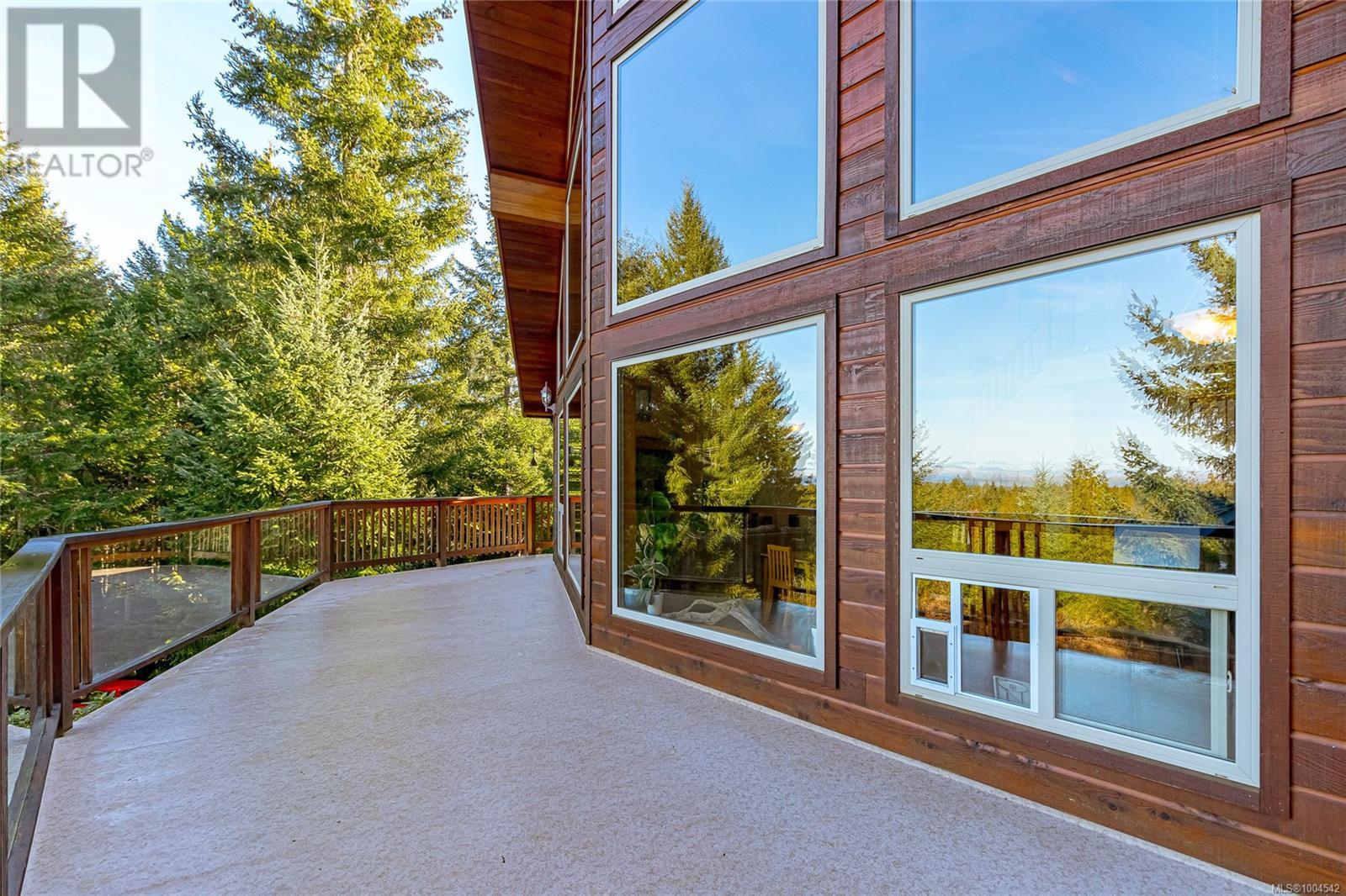 Photo 27 of 1556 Meadowood Way, Qualicum Beach BC