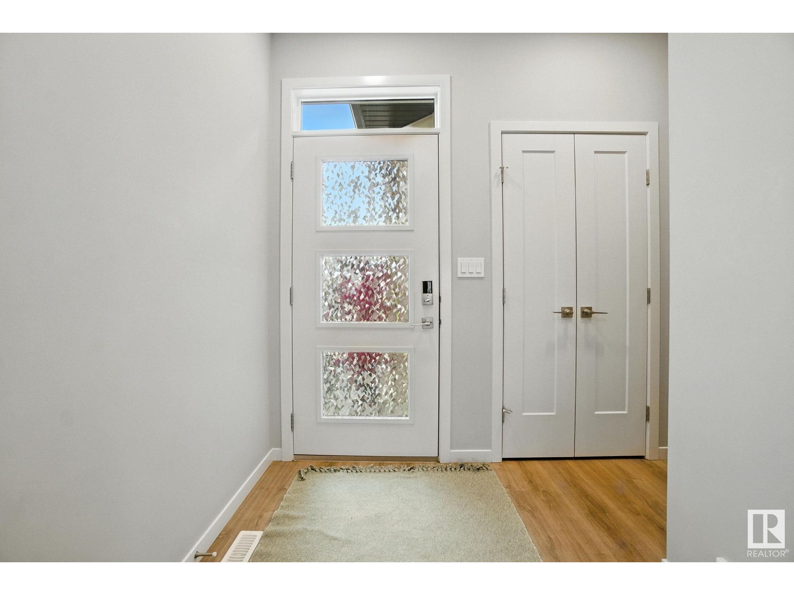 Photo 3 of 17367 100 St Nw, Edmonton AB