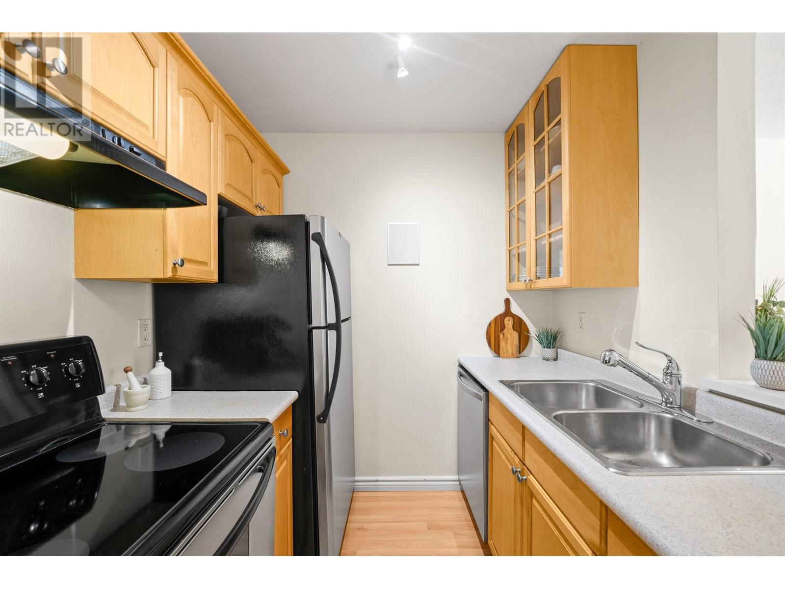 Photo 8 of 208 2330 Maple Street, Vancouver BC