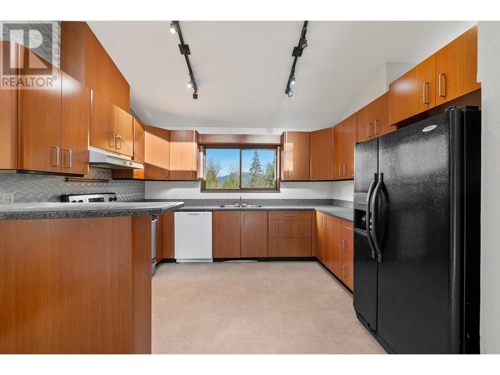 Photo 6 of 25443 Bosonworth Avenue, Maple Ridge BC