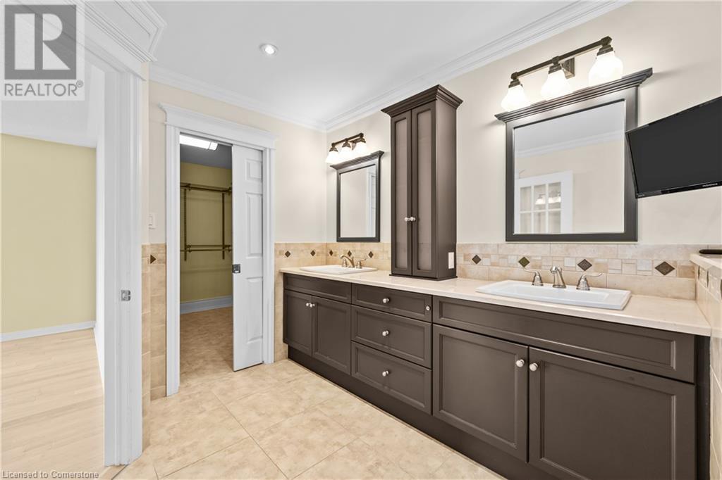 Photo 7 of 2531 Hogan Court, Burlington ON
