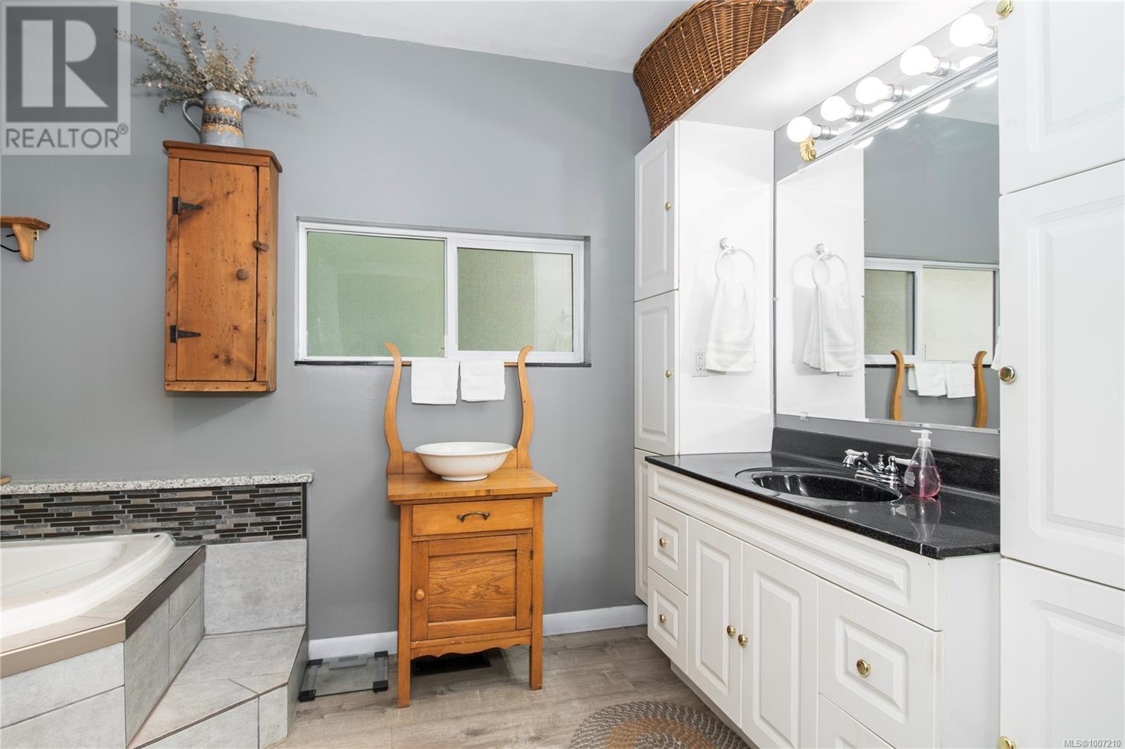 Photo 10 of 870 Sayward Rd, Sayward BC