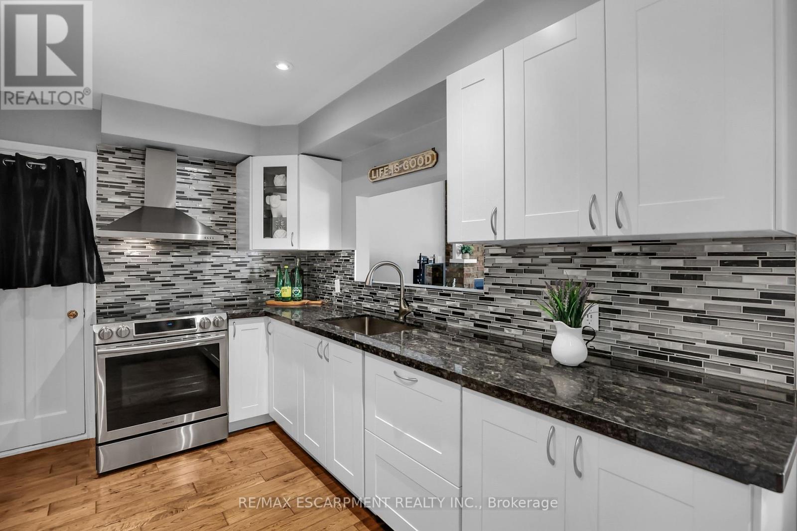 Photo 10 of 11 Hunter Road, Grimsby ON