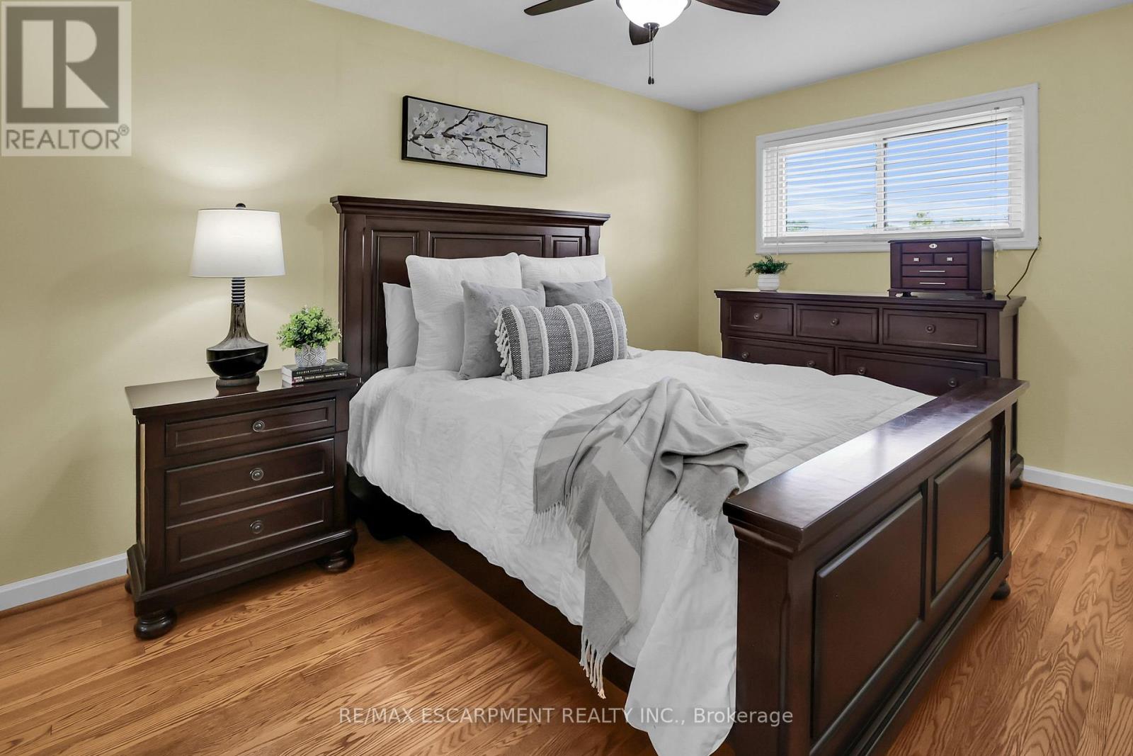 Photo 17 of 11 Hunter Road, Grimsby ON
