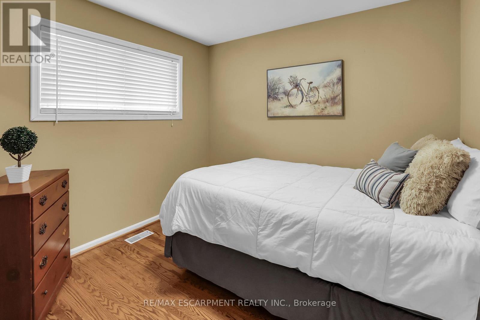 Photo 18 of 11 Hunter Road, Grimsby ON