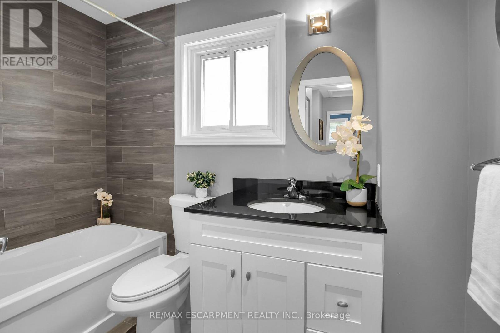 Photo 20 of 11 Hunter Road, Grimsby ON