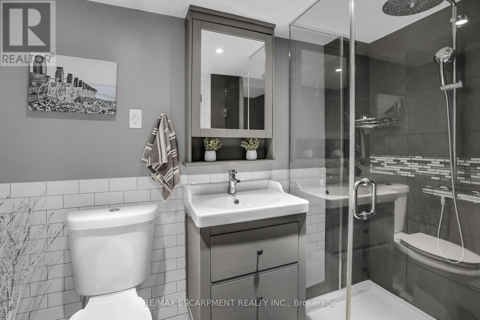 Photo 23 of 11 Hunter Road, Grimsby ON