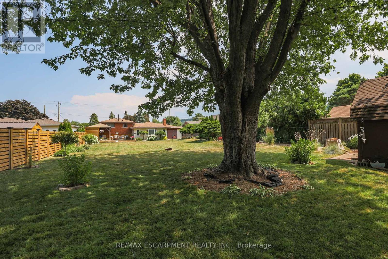 Photo 24 of 11 Hunter Road, Grimsby ON