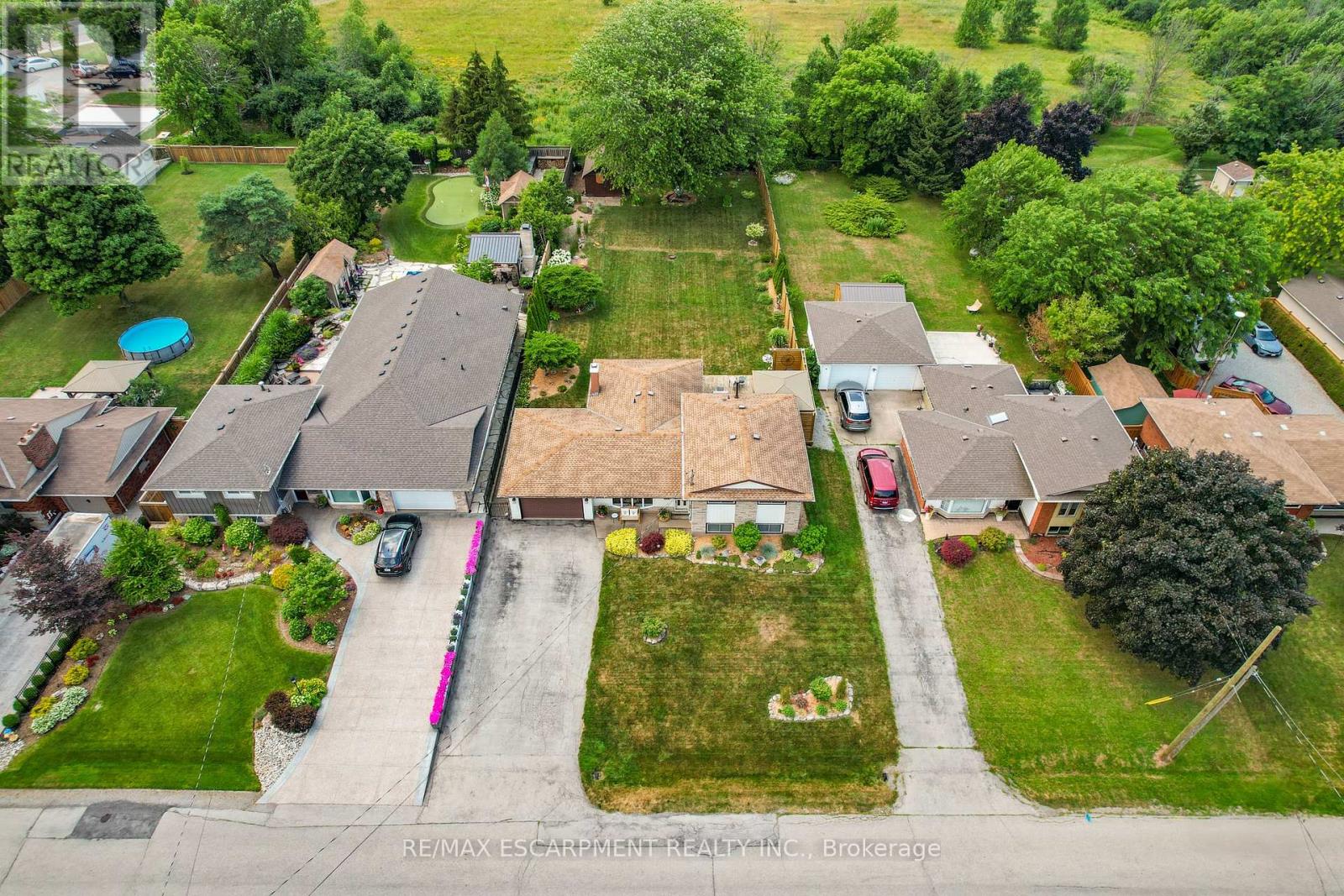 Photo 3 of 11 Hunter Road, Grimsby ON