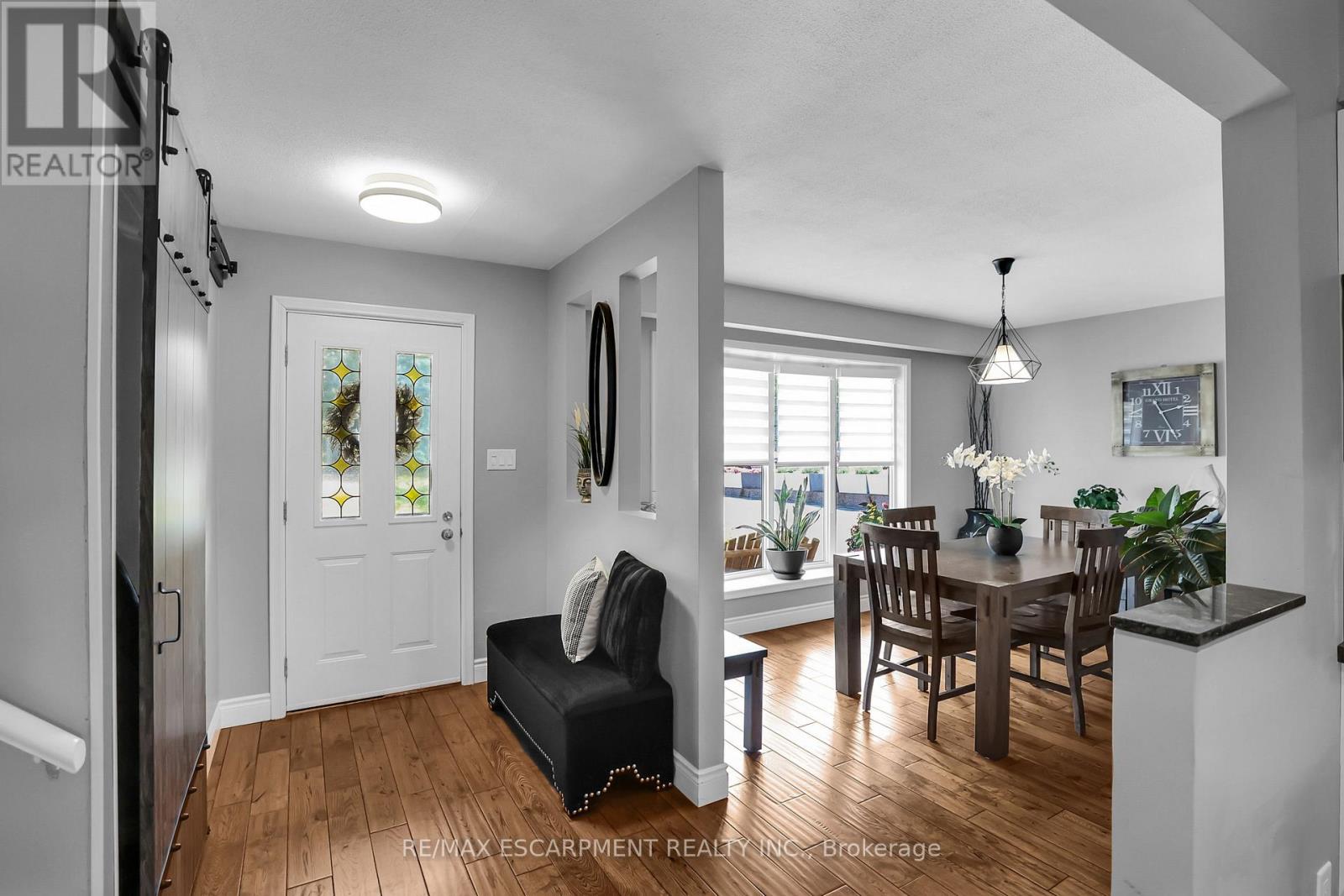 Photo 5 of 11 Hunter Road, Grimsby ON