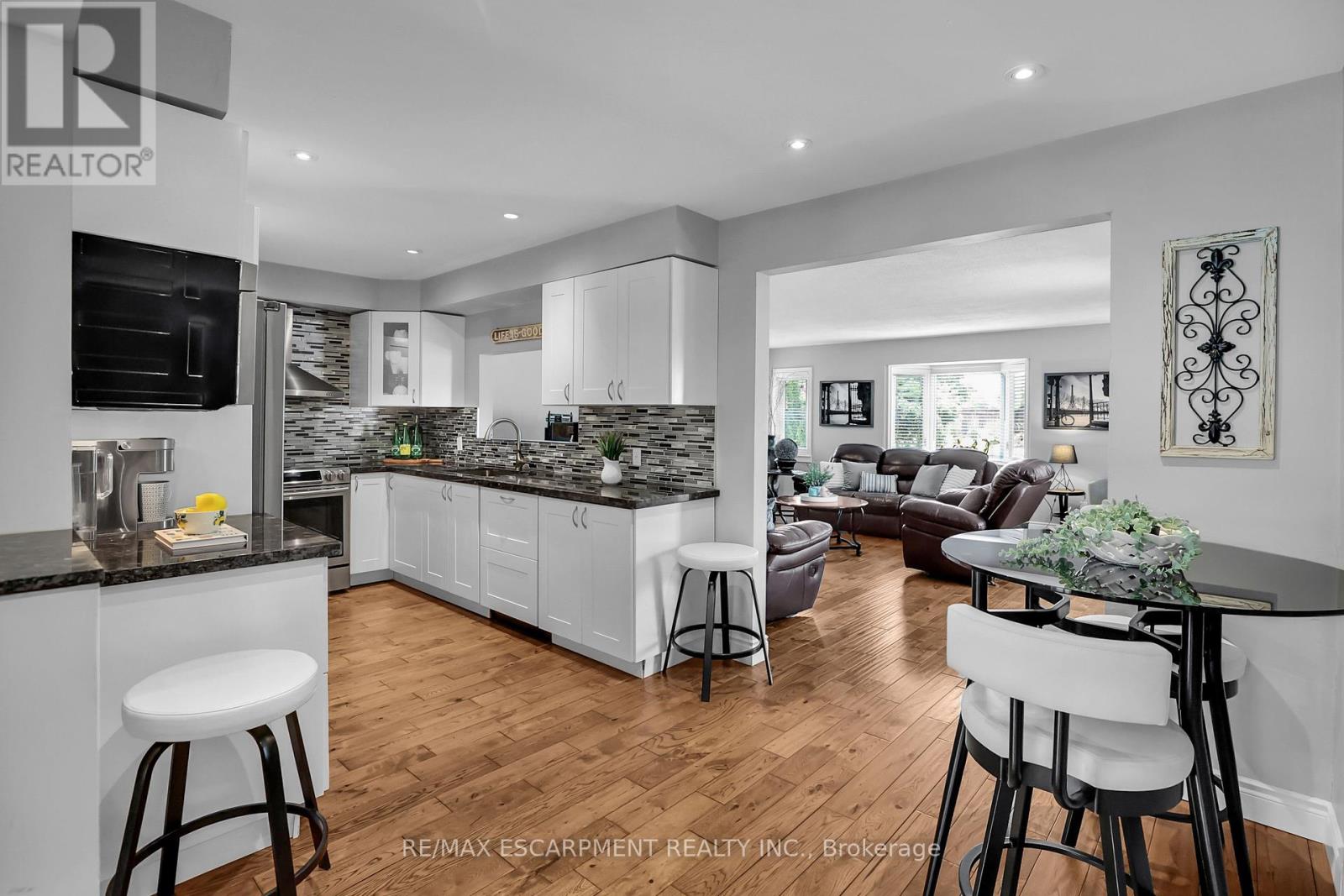 Photo 8 of 11 Hunter Road, Grimsby ON