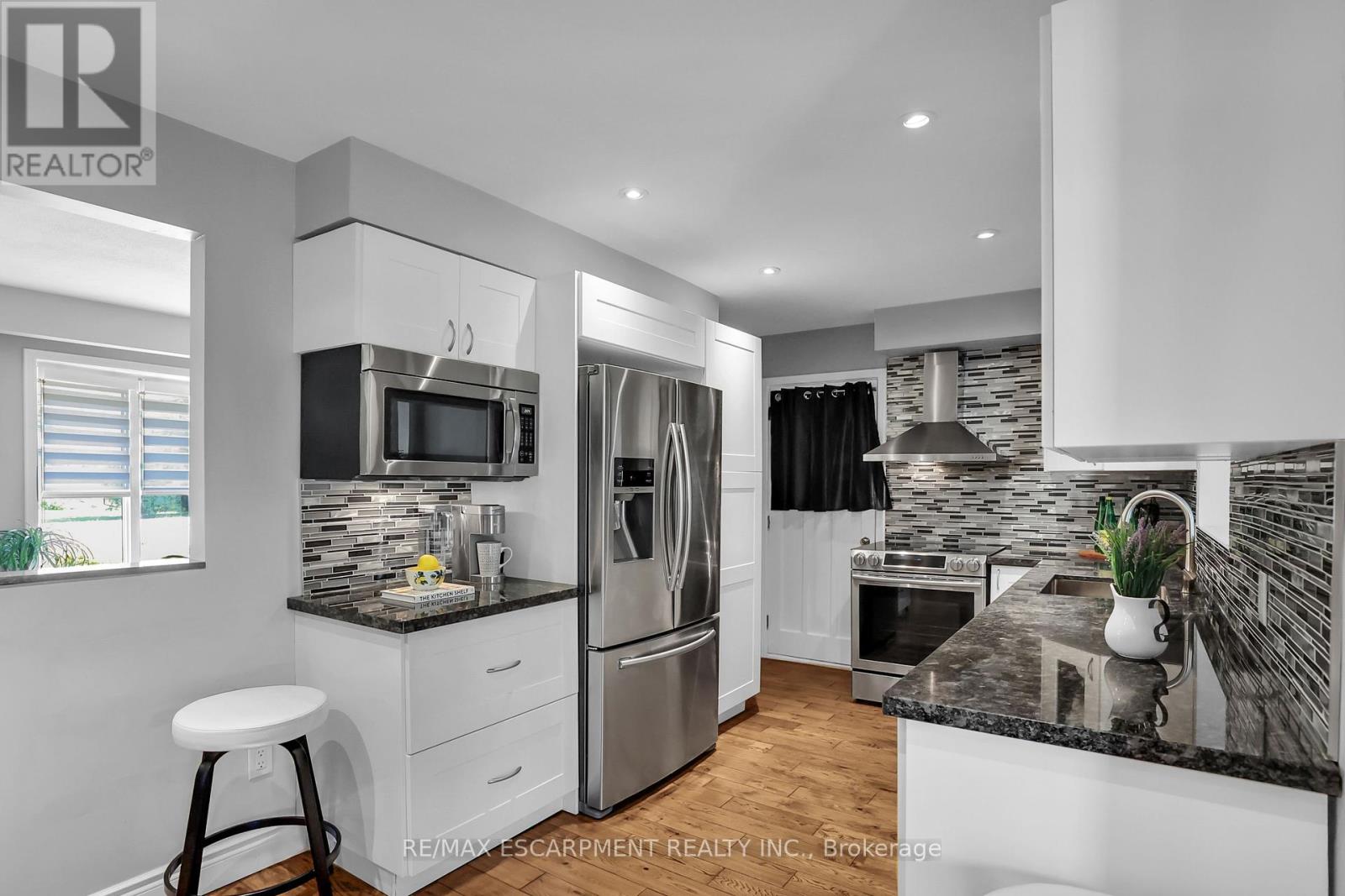 Photo 9 of 11 Hunter Road, Grimsby ON