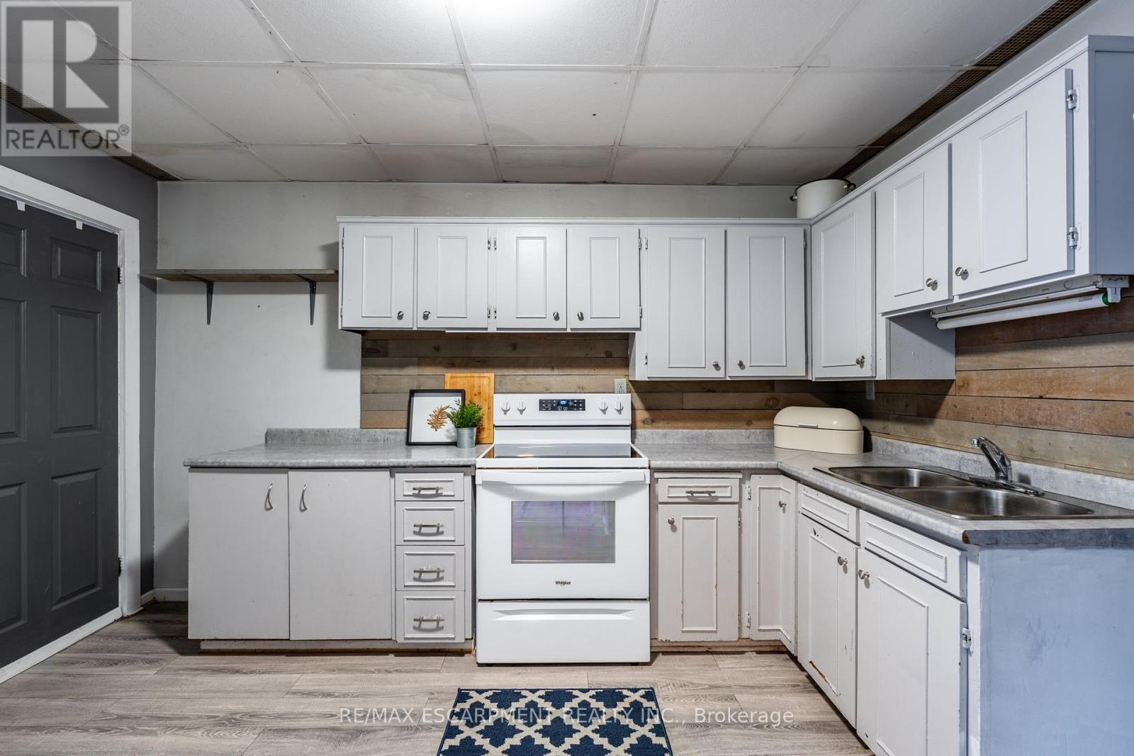 Photo 10 of 52 Connaught Avenue N, Hamilton ON